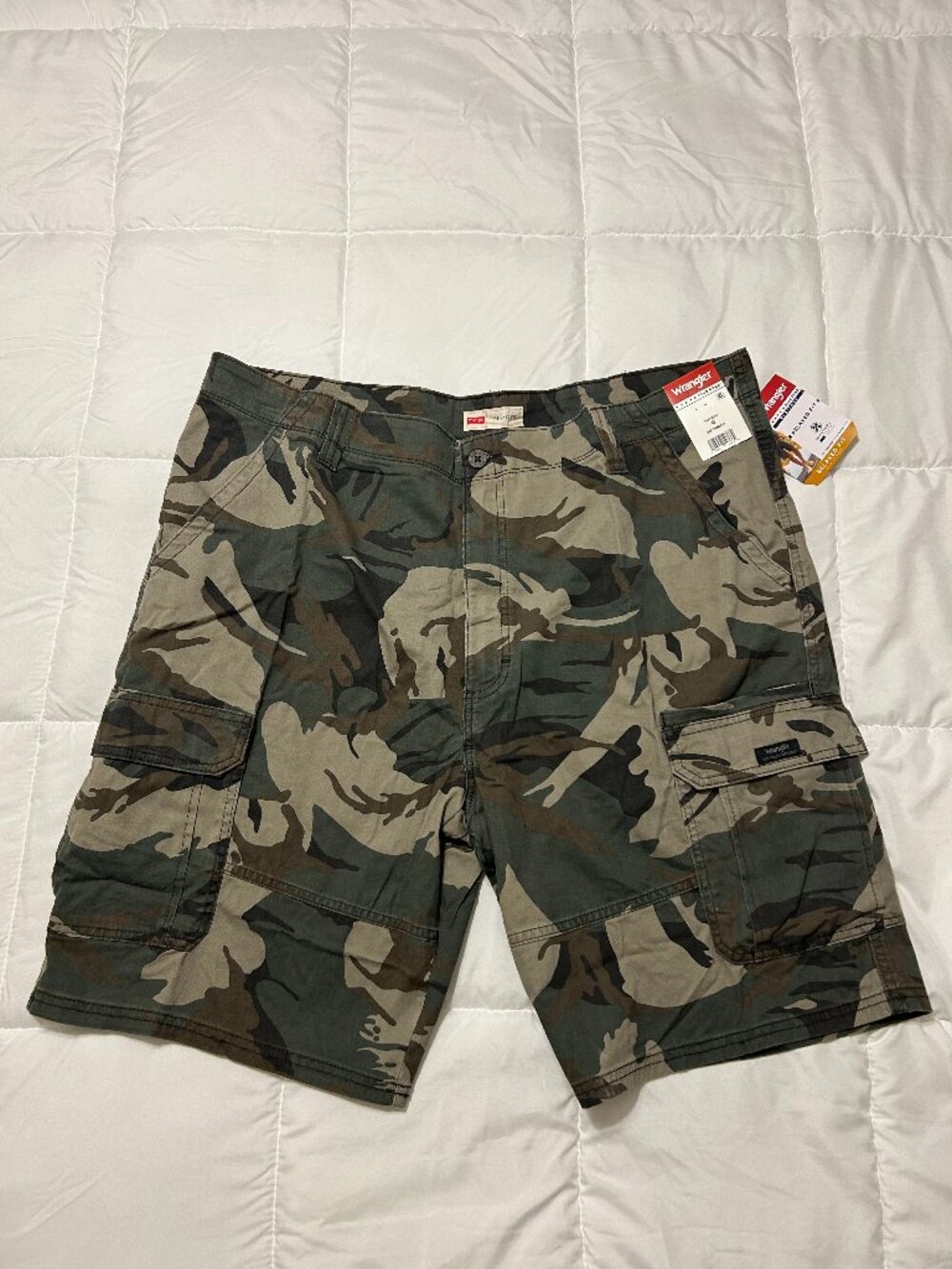 NWT Wrangler Men's Heritage GREEN CAMO Stretch Cargo Shorts Size 42